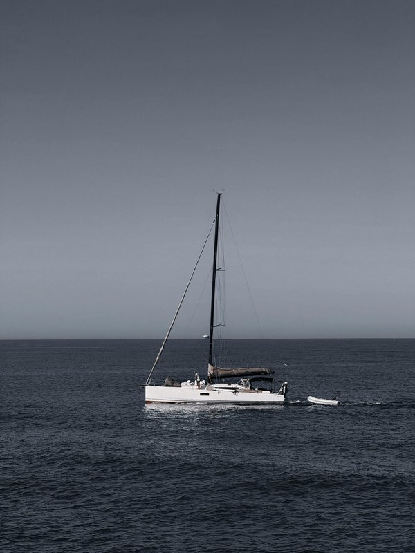 Quels sont les services et équipements proposés par un loueur de bateaux à Annecy